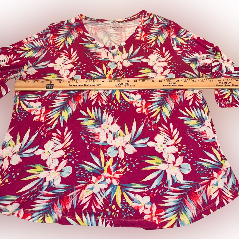 Casey Key Floral V-Neck Top. Size 1X - Picture 6 of 10